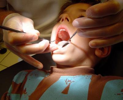 Screening de sănătate: 81% dintre copiii orădeni de clasa întâi au dinţii stricaţi 